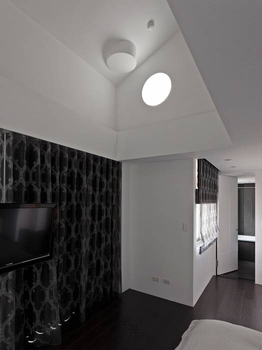 黑白精品极致混搭: 屋顶 by 禾光室内装修设计 — her guang design