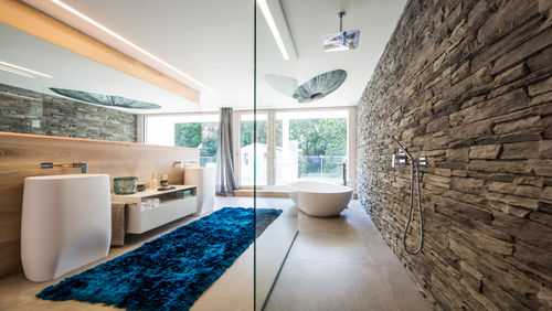 I 10 rivestimenti più belli per il bagno Rivestimento bagno effetto legno
