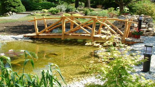 10 Gartenteiche, die dich zum Schwärmen bringen 10 Gartenteiche, die dich zum Schwärmen bringen
