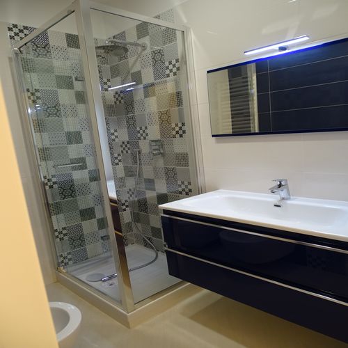 Cosa fare contro lumidità in un bagno cieco Umidità dal pavimento cosa fare