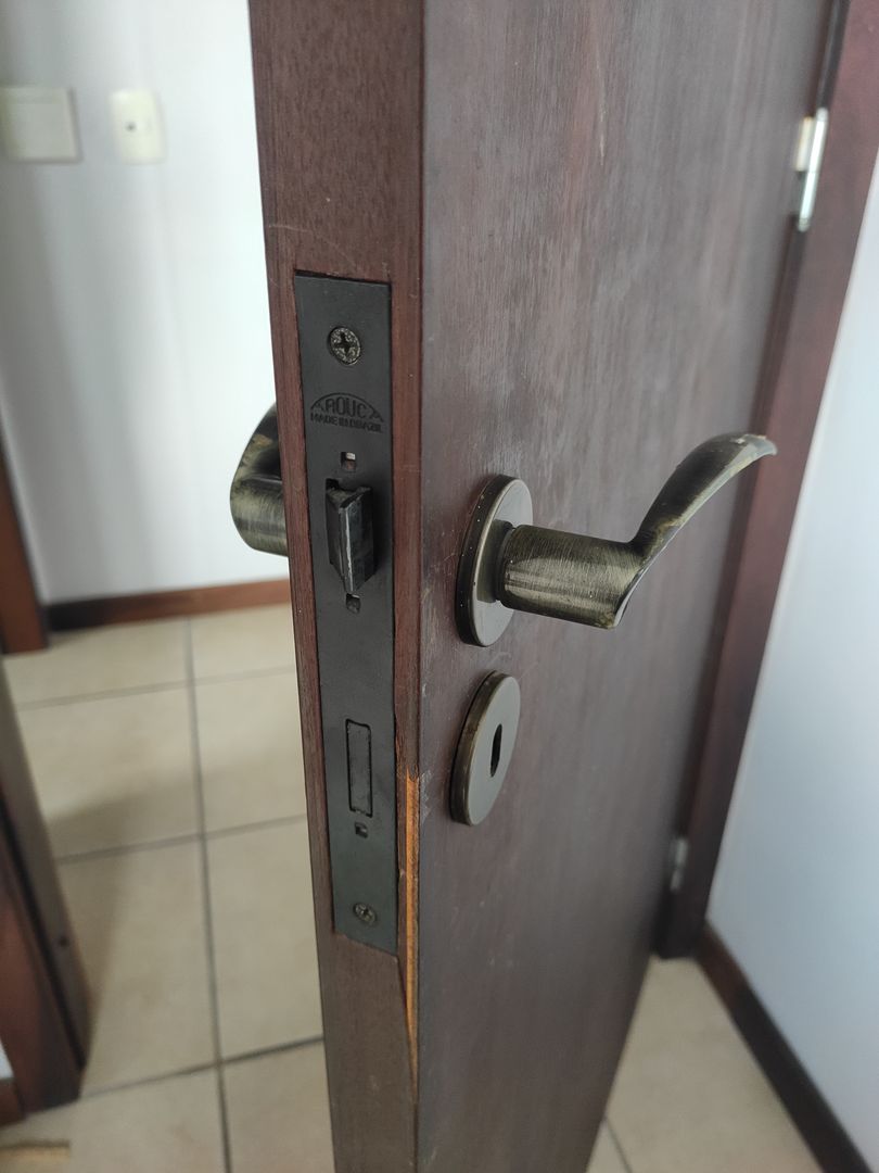 Comment Installer Une Serrure Sur Une Porte Tapes Simplissimes Diy Homify