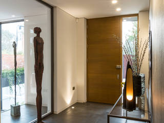 Hampstead Home, Bold & Bright, Studio Mark Ruthven Studio Mark Ruthven Modern corridor, hallway & stairs