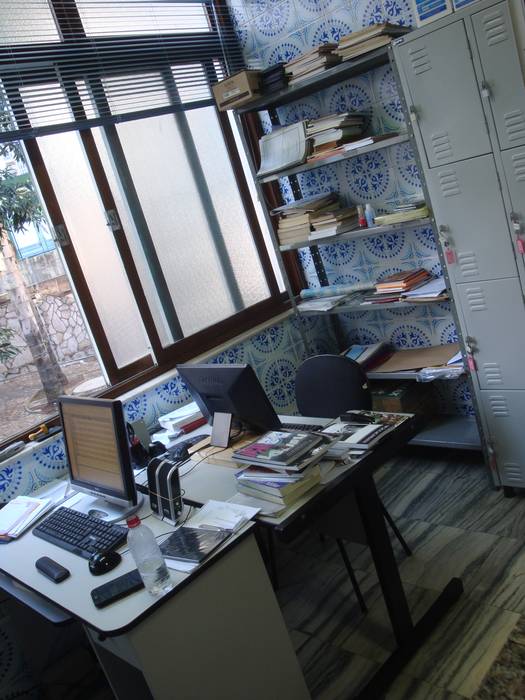 Área de trabalho dos funcionários da biblioteca Rafael Castro Arquitetura Espaços comerciais Escolas