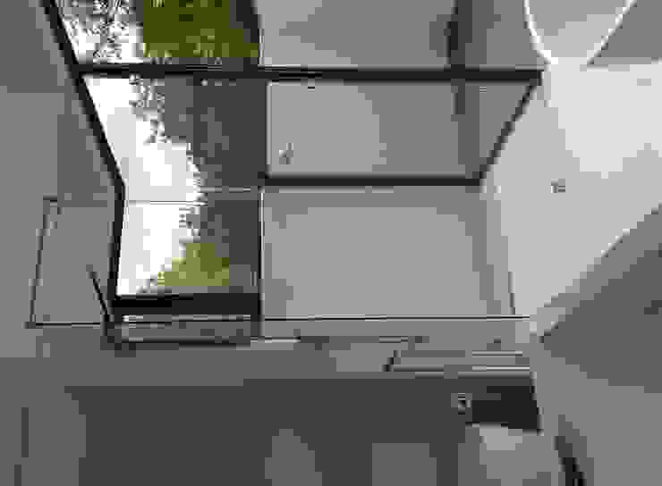 open-plan corner shower Human Voice Architects 現代浴室設計點子、靈感&圖片
