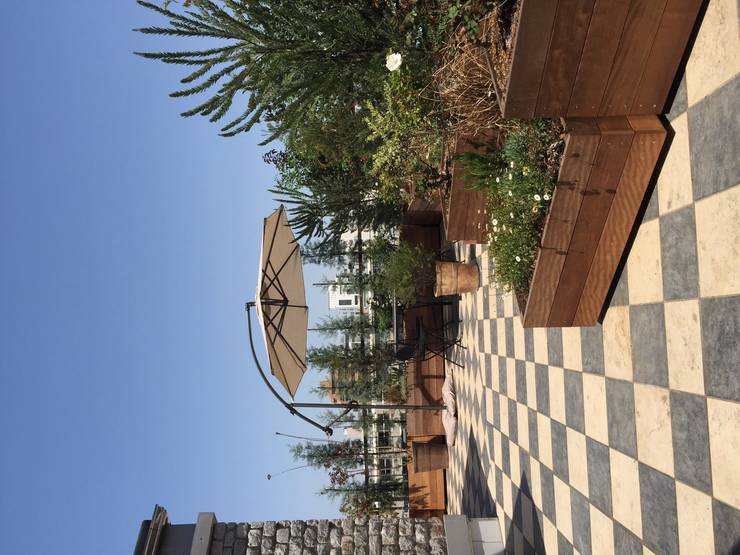  Hiên, sân thượng by 株式会社ムサ・ジャパン　ヴェルデ