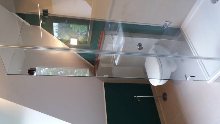 Charakterstarkes Bad unter Dachschräge von Grandi+Lutze | homify Charakterstarkes Bad unter Dachschräge von Grandi+Lutze | homify