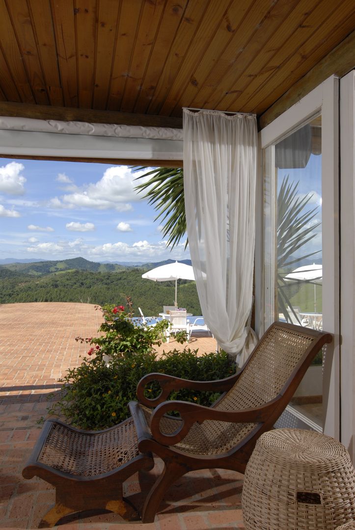 Casa de campo - Cunha - São Paulo - Brasil, Carmen Saraiva Arquitetura Carmen Saraiva Arquitetura Rustic style balcony, veranda & terrace