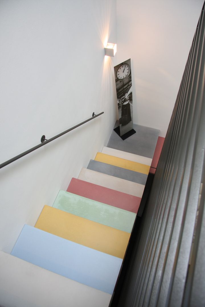 Wohnen mit Sichtbeton im Passivhaus, Traumraum&beton DESIGN by NONNAST Traumraum&beton DESIGN by NONNAST Modern corridor, hallway & stairs Concrete