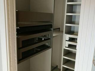 Vestidor con puertas de espejo y estanterías, Mobiliario Xikara Mobiliario Xikara Место для хранения