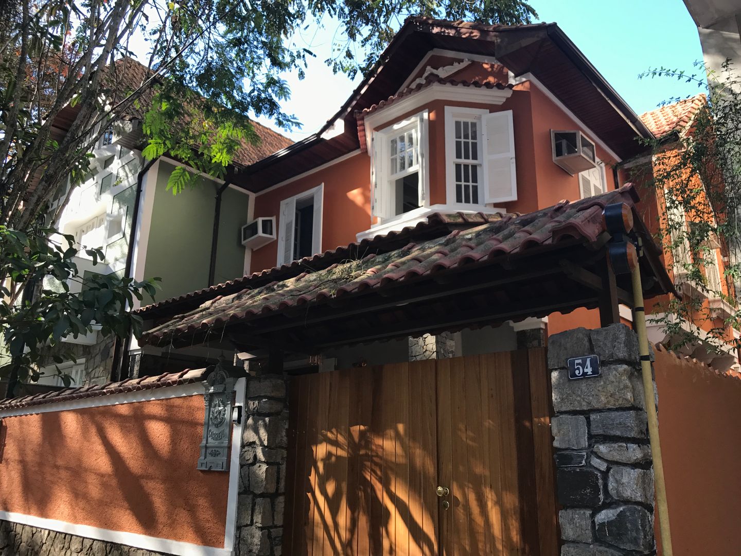 FACHADA Maria Claudia Faro Casas familiares Tijolo fachada,reforma,casa,madeira,pedra,rio de janeiro