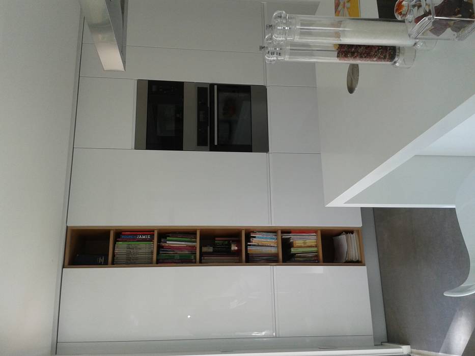 Uma Casa com Jardim, DIONI Home Design DIONI Home Design Dapur Modern Cabinets & shelves