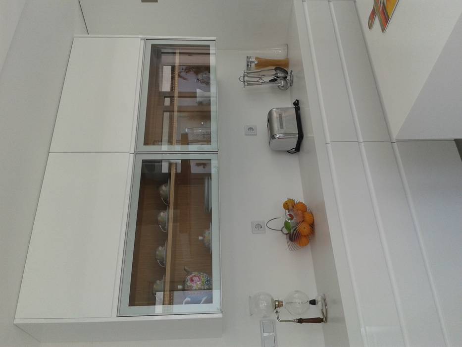 Uma Casa com Jardim, DIONI Home Design DIONI Home Design Modern kitchen Cabinets & shelves