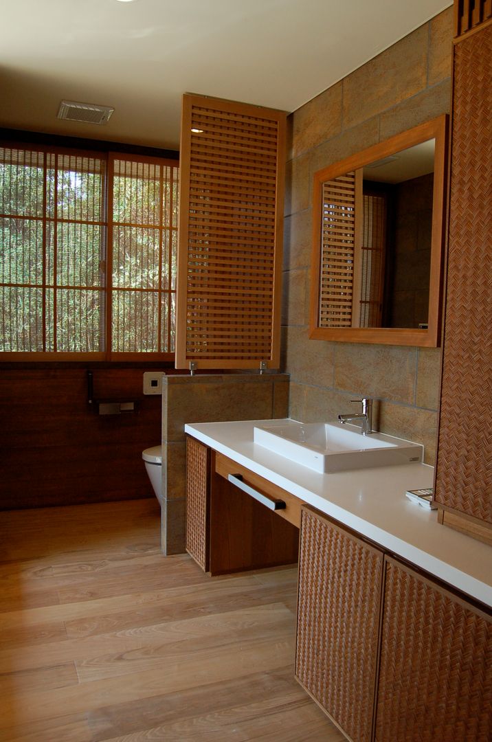 アジアンスタイルのテラスハウス, 環アソシエイツ・高岸設計室 環アソシエイツ・高岸設計室 Asian style bathroom Bamboo Green Textiles & accessories