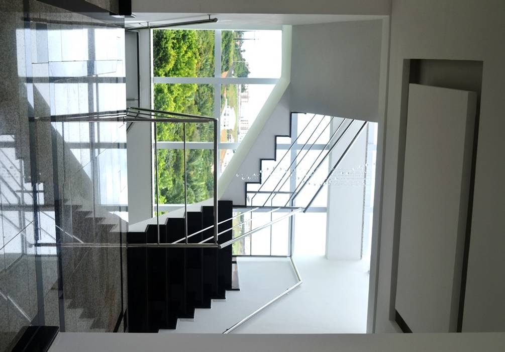 Residência Alphaville, Atelier Plural Atelier Plural Pasillos, vestíbulos y escaleras de estilo moderno