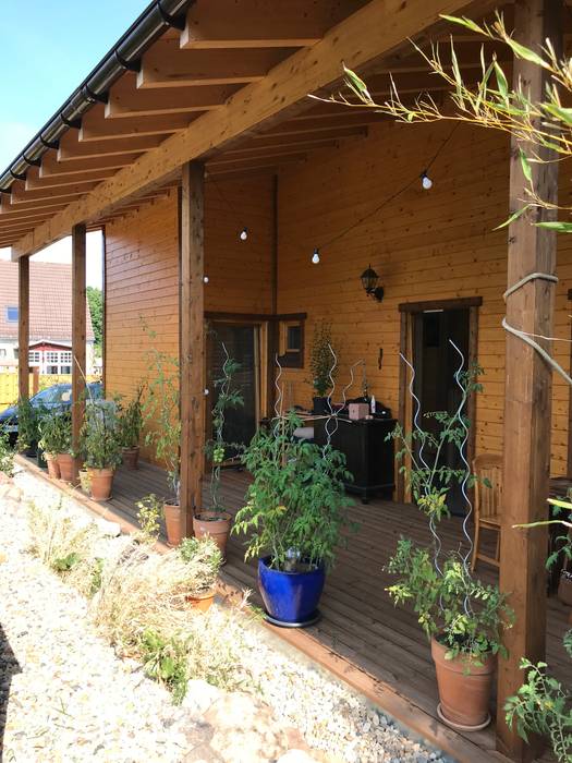 Wohnen mit der Natur im Haus "Taunus" auf 150 qm THULE Blockhaus GmbH - Ihr Fertigbausatz für ein Holzhaus Skandinavischer Balkon, Veranda & Terrasse