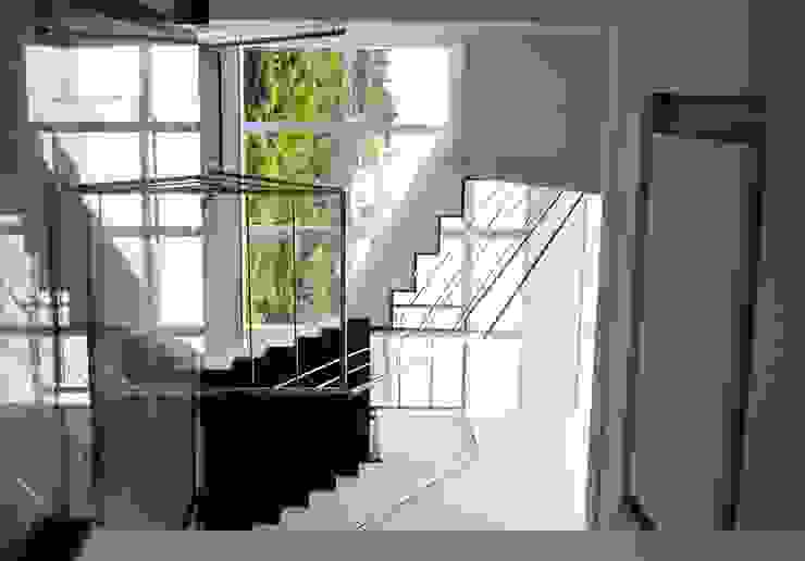 Atelier Plural Couloir, entrée, escaliers modernes