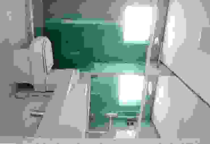 Atelier Plural Salle de bain moderne