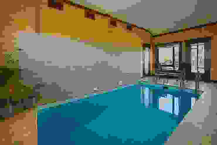 Дом и баня в поселке Гавриково, МО.Бассейн в бруссовом доме ItalProject Бассейны в эклектичном стиле Дерево