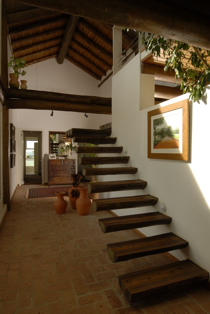 Casa de campo - Cunha - São Paulo - Brasil, Carmen Saraiva Arquitetura Carmen Saraiva Arquitetura Rustic style corridor, hallway & stairs