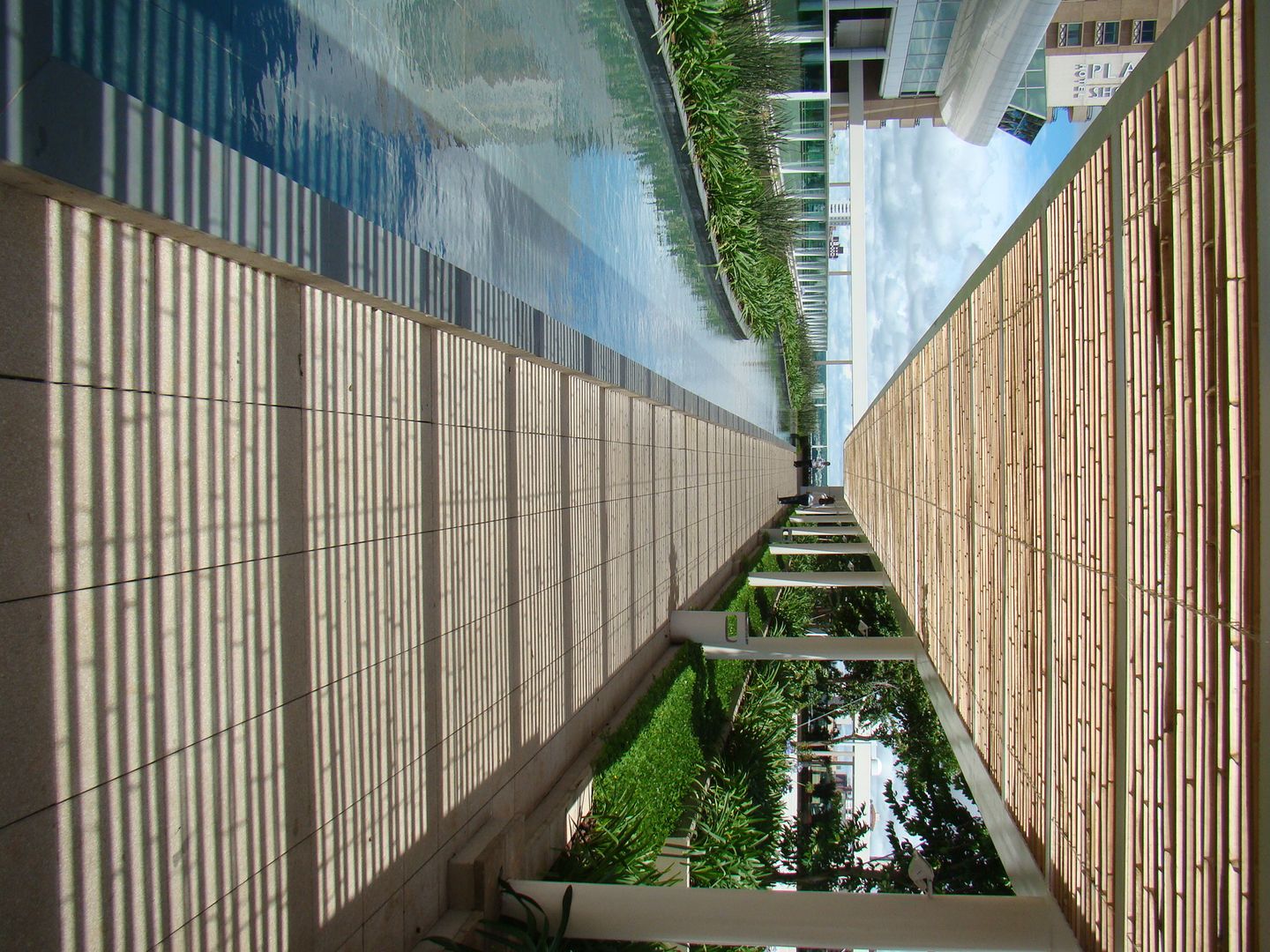 Revestimento de Pérgola Shopping Uberlândia , BAMBU CARBONO ZERO BAMBU CARBONO ZERO Jardines de estilo moderno Bambú Verde