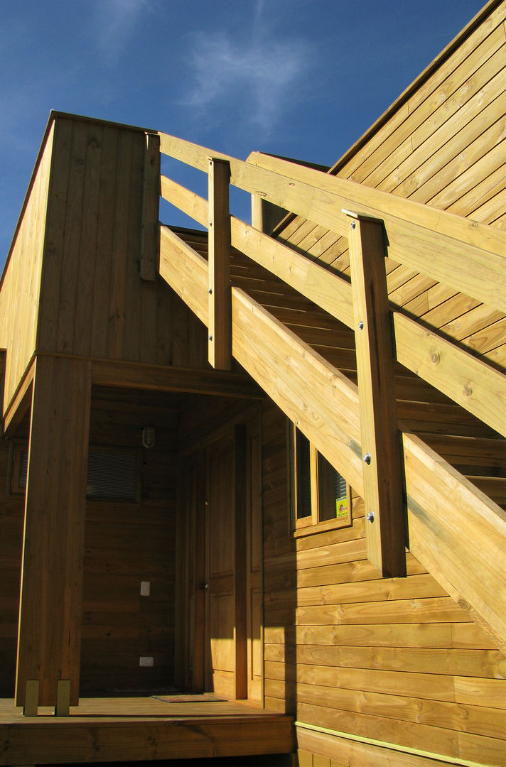 Casa cubica madera, Taller de Ensamble SAS Taller de Ensamble SAS Pasillos, vestíbulos y escaleras modernos Madera Acabado en madera