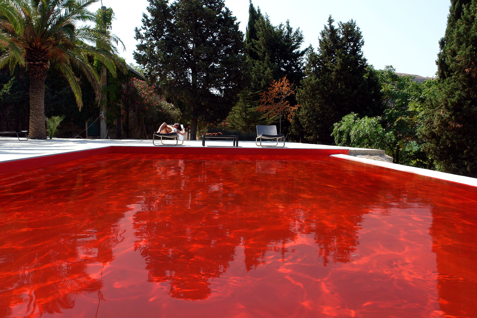 Цвет воды бассейна. Красный бассейн. Кроваво красный бассейн. Бассейн с красной плиткой. Бассейн с красной водой.