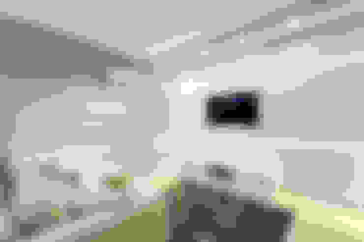 밝고 세련된 인테리어로 새롭게 태어난 작고 평범한 가정집