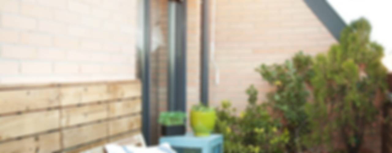 Mediterranean style balcony, veranda & terrace by decoraCCion Mediterranean