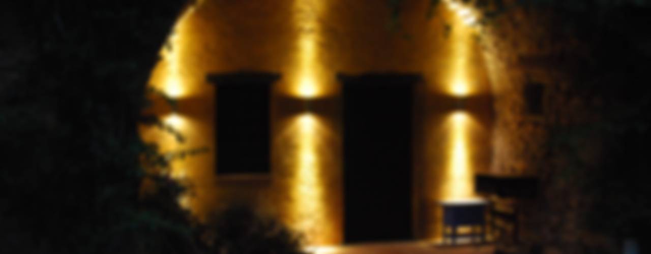 Iluminación exterior casa rústica con piscina, OutSide Tech Light OutSide Tech Light ラスティックな 庭