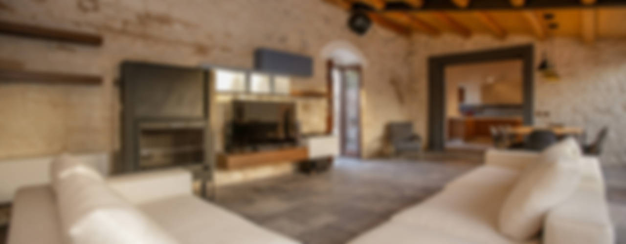 Casa Salina: Un antico caseggiato rurale risalente alla fine dell'800, Viviana Pitrolo architetto Viviana Pitrolo architetto Living room