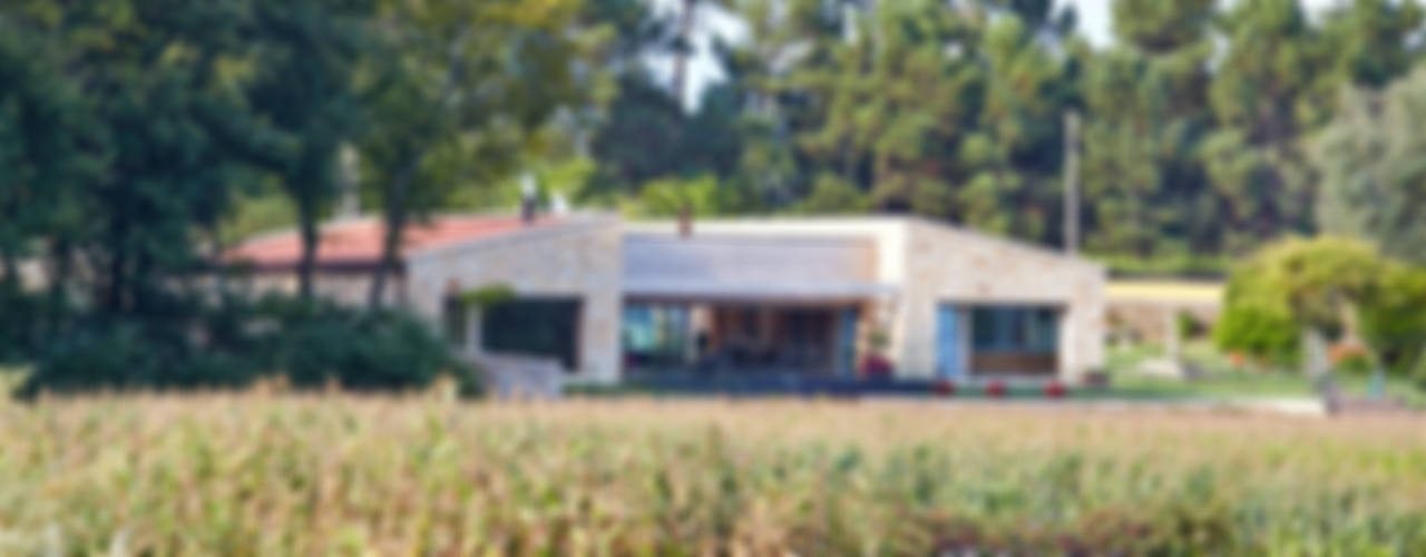 Una Casa con Paredes de Piedra y Jardines de Sueño, HUGA ARQUITECTOS HUGA ARQUITECTOS Casas rústicas