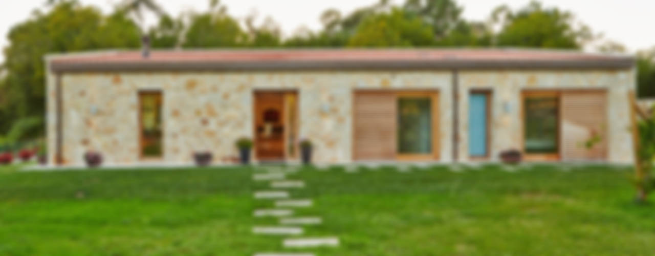 Una Casa con Paredes de Piedra y Jardines de Sueño, HUGA ARQUITECTOS HUGA ARQUITECTOS Casas de estilo rústico