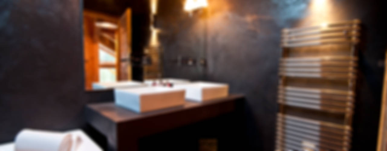 Chalet de Claude: un chalet de luxe, mais distinctif avec un intérieur en rouge et noir, shep&kyles design shep&kyles design Bathroom