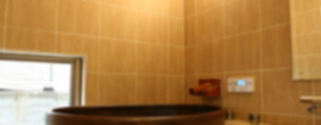 陶器風呂のある家, 吉田設計＋アトリエアジュール 吉田設計＋アトリエアジュール Baños de estilo moderno