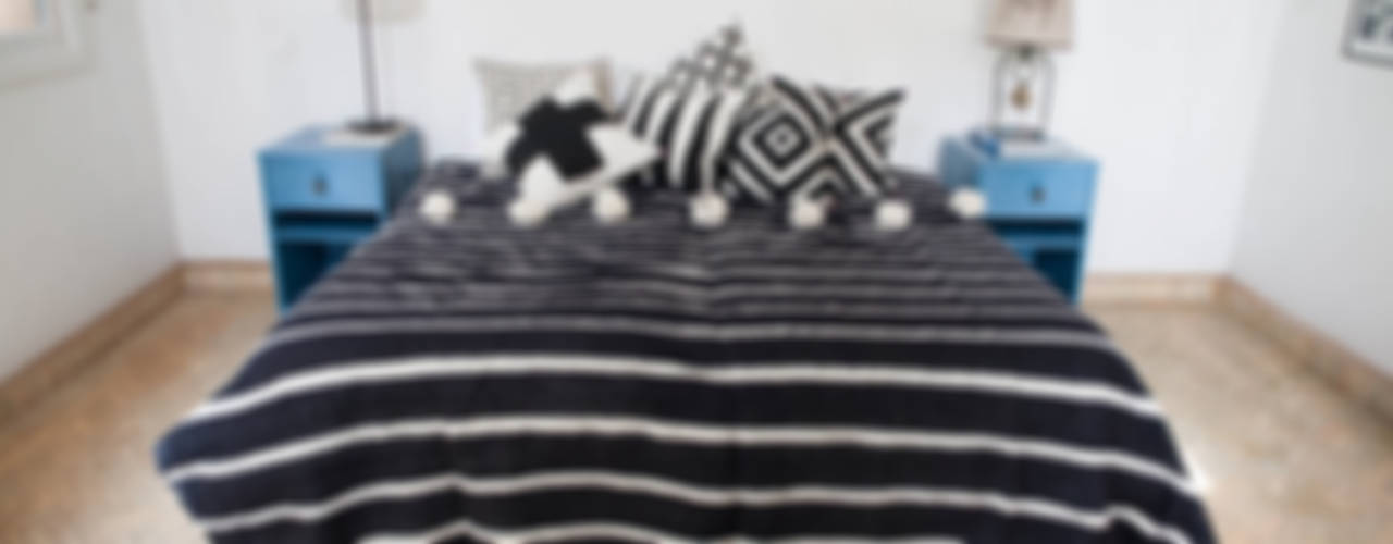 Georgeous Bedroom with Moroccan Pom Pom Blanket and stylish Black&White Cushions, M.Montague Souk M.Montague Souk Camera da letto in stile mediterraneo