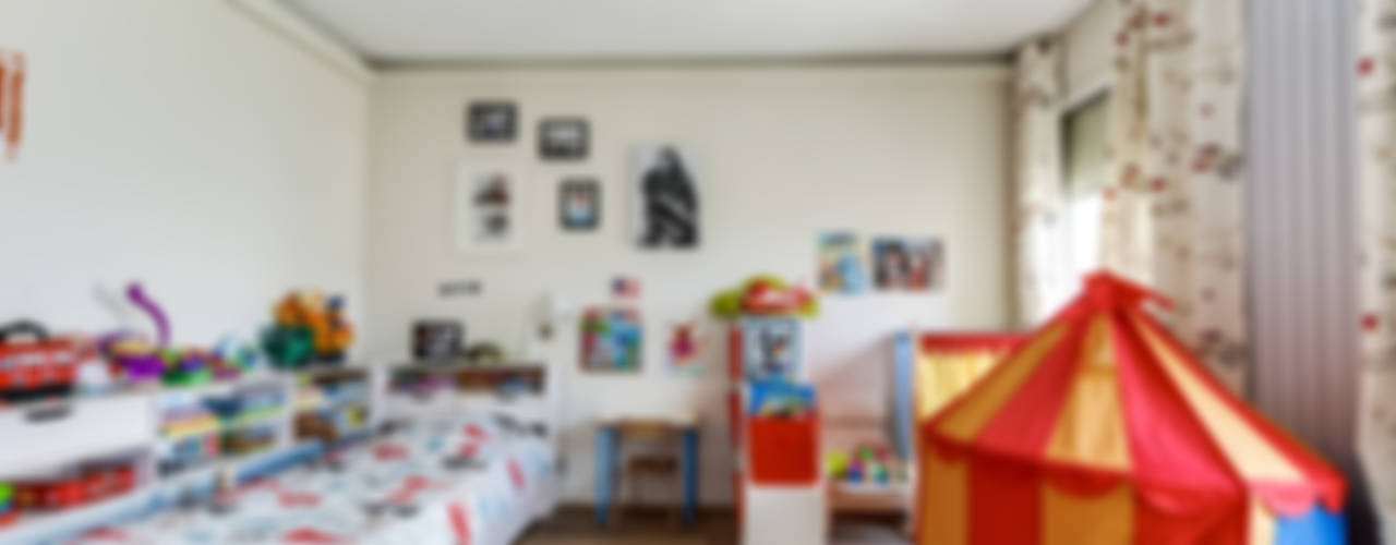 Aménagement moderne et élégant d’un spacieux appar, blackStones blackStones Dormitorios infantiles modernos: