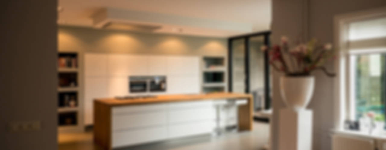 2-onder-1-kapper: De renovatie die er iets verbazingwekkends van maakt!, van Os Architecten van Os Architecten Modern kitchen