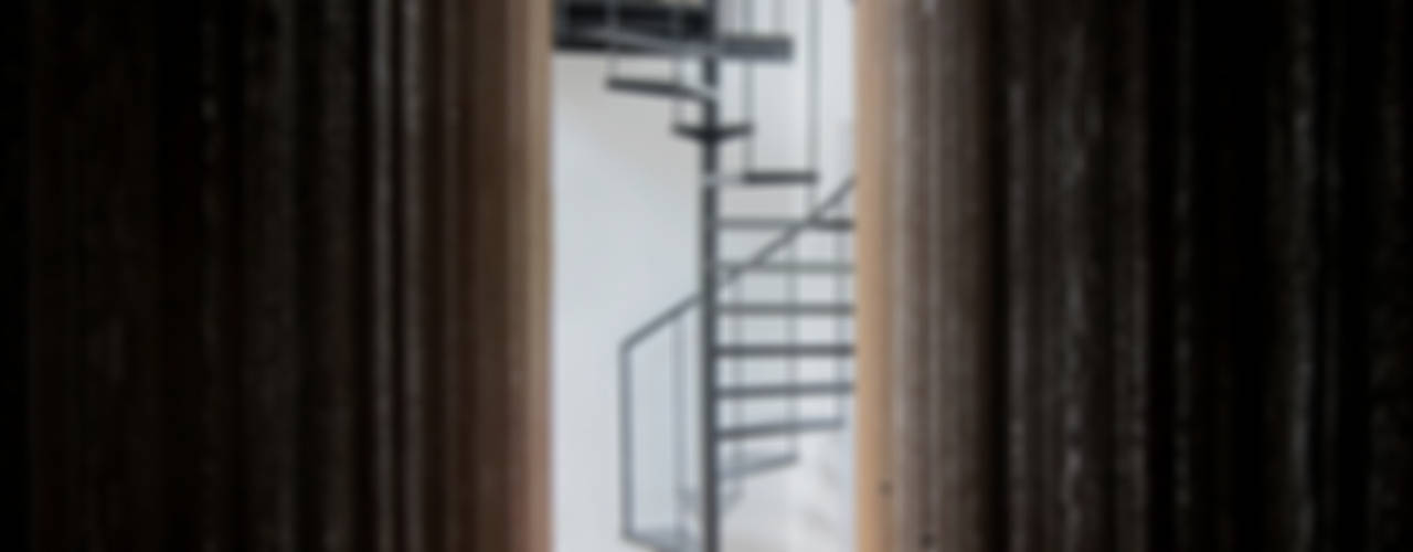 Van oud maak nieuw: Tibbensteeg Hoonhorst, Tim Versteegh Architect Tim Versteegh Architect Minimalistische gangen, hallen & trappenhuizen