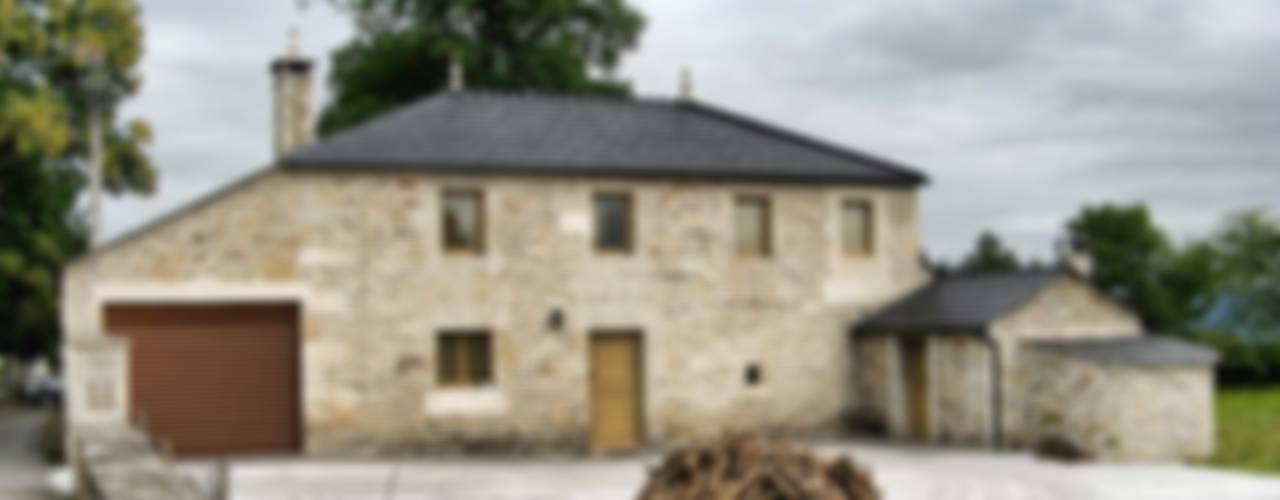 Rehabilitación en Lugo, Intra Arquitectos Intra Arquitectos Casas de estilo rural