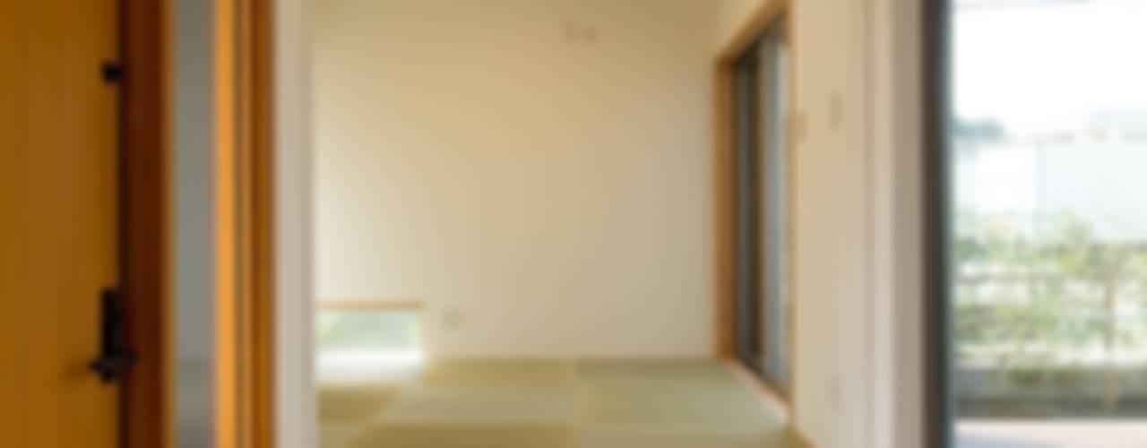 “離れ”のような和室をもつ郊外型住宅｜八王子の家 , シーズ・アーキスタディオ建築設計室 シーズ・アーキスタディオ建築設計室 モダンスタイルの 玄関&廊下&階段