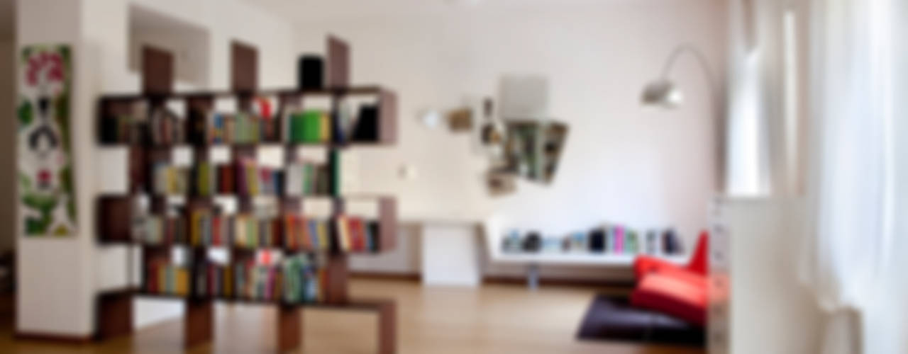 Valorizzare l’ampio spazio a disposizione eliminando alcune zone distributive poco illuminate , MAT architettura e design MAT architettura e design Modern living room