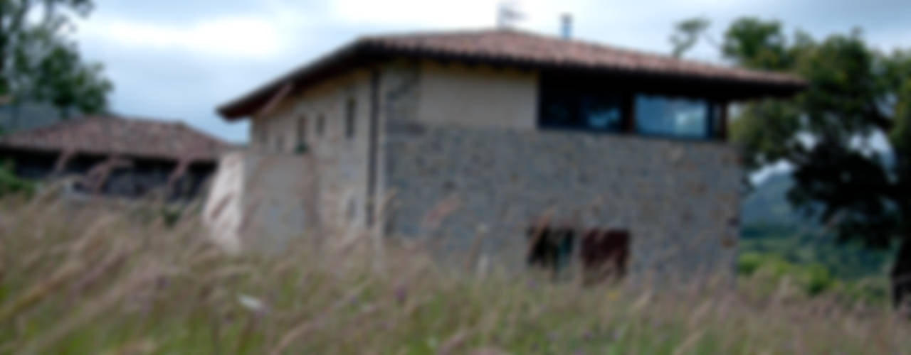 Una Casa Rural con paredes de Piedra del siglo XVIII que te robará el aliento, RUBIO · BILBAO ARQUITECTOS RUBIO · BILBAO ARQUITECTOS Casas de estilo rural