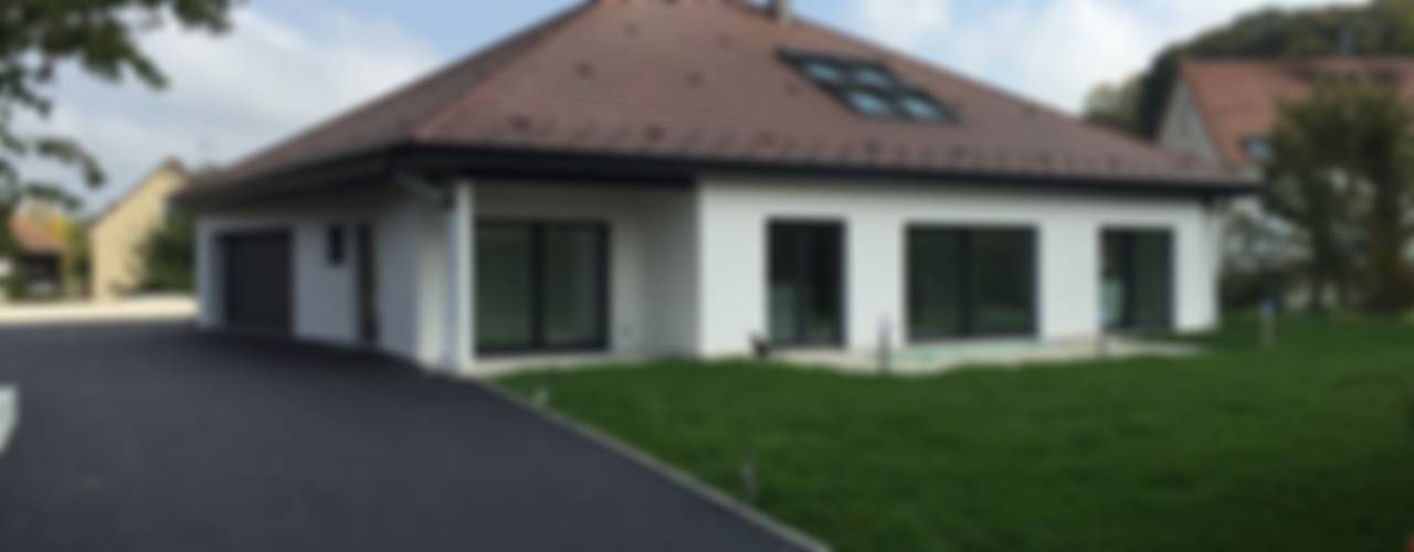 villa familiale à Hagenthal-le-Bas, A.FUKE-PRIGENT ARCHITECTE A.FUKE-PRIGENT ARCHITECTE Toiture à deux croupes