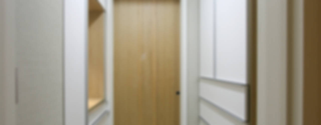 4인가족이 사는 화이트톤의 깔끔한 집_32py, 홍예디자인 홍예디자인 Modern dressing room