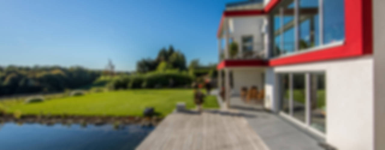 Modernes Einfamilienhaus in Dorfrandlage am Südhang, aaw Architektenbüro Arno Weirich aaw Architektenbüro Arno Weirich بلكونة أو شرفة