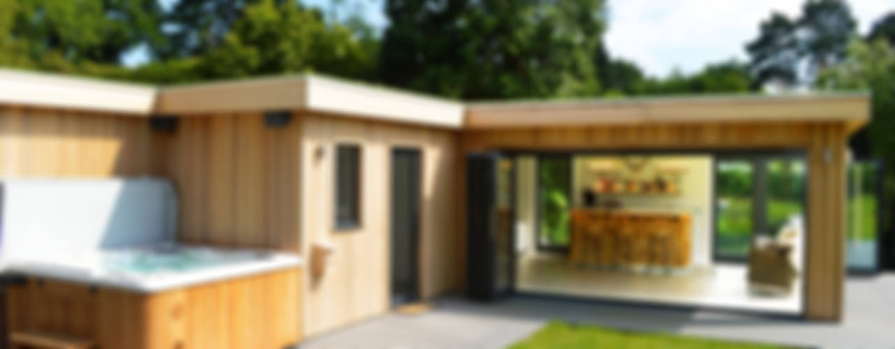 A Gorgeous and Bespoke Cedar Garden Room with Bar and Hot Tub, Crown Pavilions Crown Pavilions Jardins minimalistas