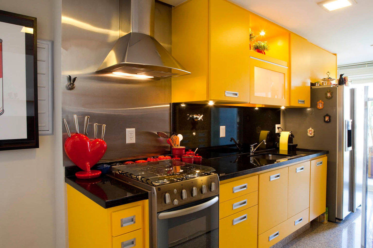 Кухня в желто Красном цвете