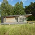 Minimalistisches Sommerhaus mit viel Potenzial, SOMMERHAUS PIU - YES WE WOOD SOMMERHAUS PIU - YES WE WOOD Prefabrik ev Ahşap Ahşap rengi Anlage,Himmel,Wolke,Eigentum,Fenster,Gebäude,Baum,Haus,Natürliche Landschaft,Holz