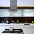 Urban Style Magnolia handle-less kitchen with brown glass homify Modern Mutfak