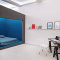 Una casa, tre prismi, MIROarchitetti MIROarchitetti Modern Yatak Odası Mobilia,Proprietà,Edificio,Tavolo,Azzurro,Comfort,Computer portatile,Interior design,Personal computer,Architettura